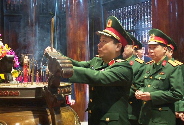 Bộ Tư lệnh Quân khu 4 dâng hương, tưởng niệm Chủ tịch Hồ Chí Minh