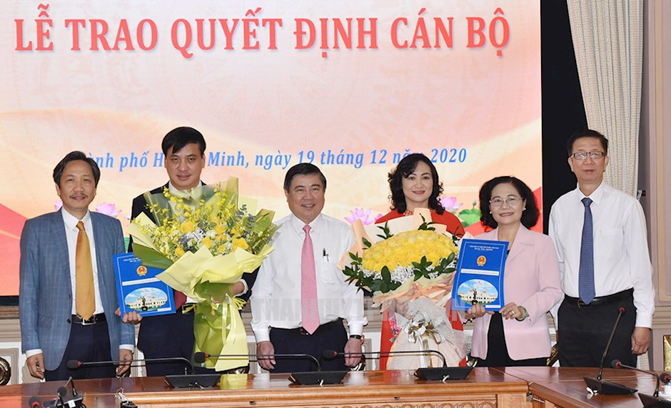 TP Hồ Chí Minh trao quyết định cán bộ UBND, HĐND Thành phố