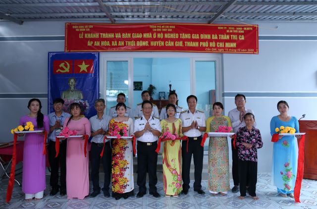 Trao tặng nhà tình nghĩa cho hộ gia đình có hoàn cảnh khó khăn