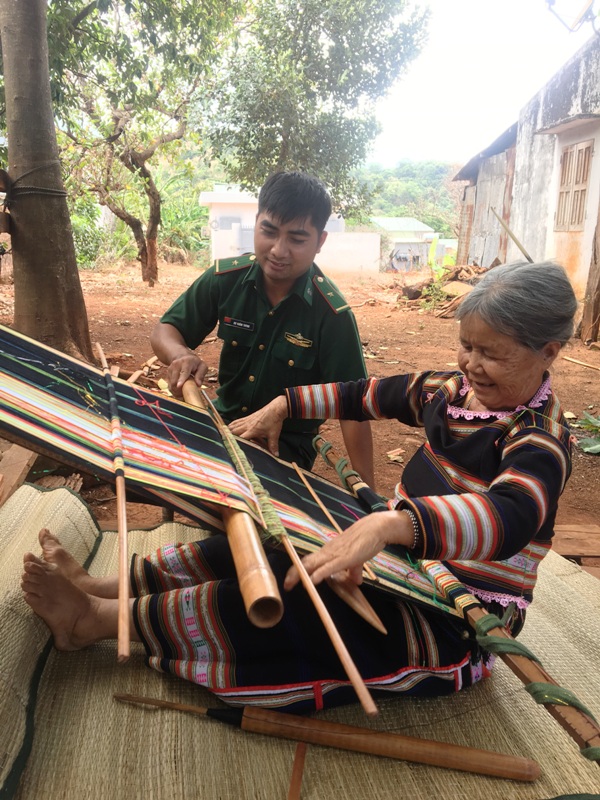 Bộ đội Biên phòng Gia Lai chung sức giúp dân