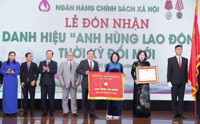 Ngân hàng chính sách xã hội đón nhận danh hiệu Anh hùng Lao động thời kỳ đổi mới