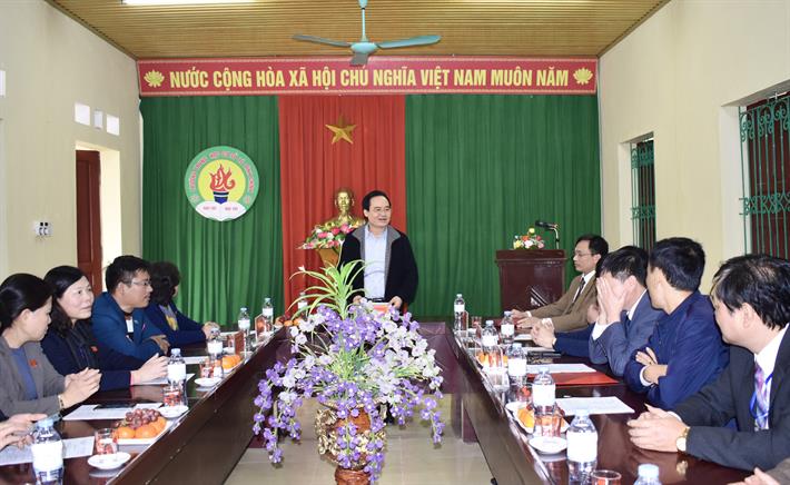 Bộ trưởng Bộ GD ĐT Phùng Xuân Nhạ thăm, tặng quà học sinh Thanh Hóa