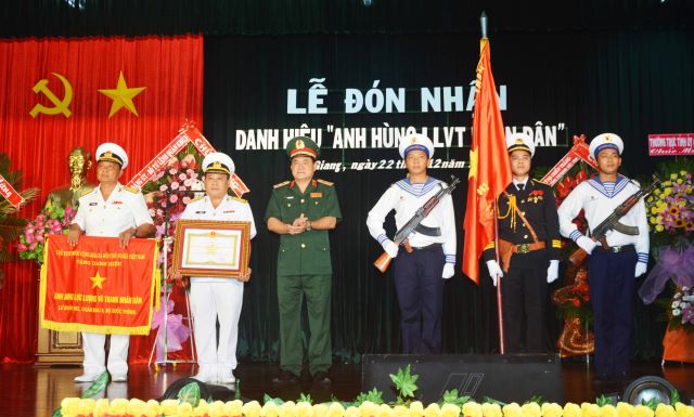 Trao danh hiệu Anh hùng lực lượng vũ trang nhân dân cho Lữ đoàn 962