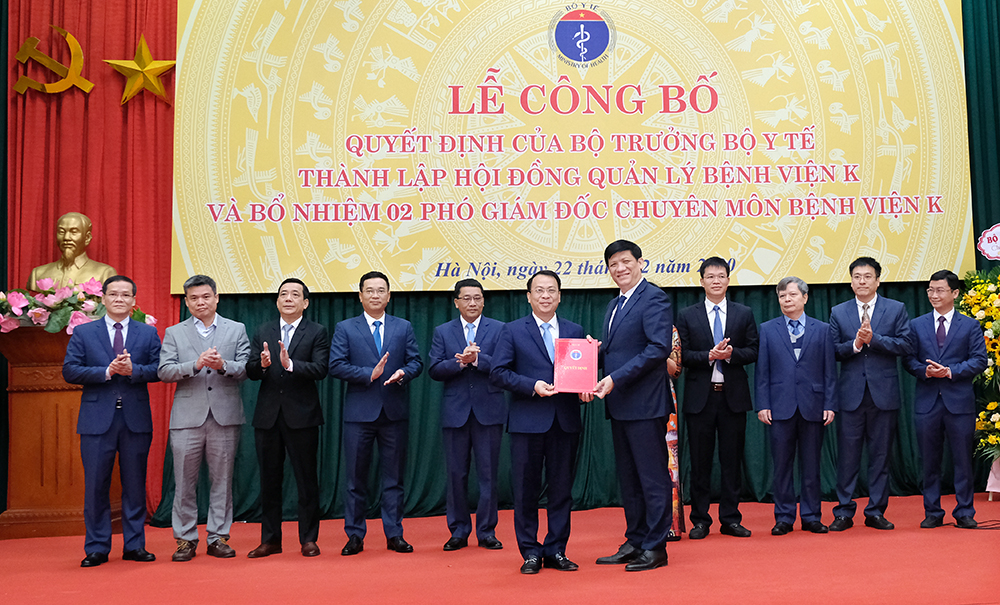 Trao Quyết định thành lập Hội đồng Quản lý Bệnh viện K bao gồm 11 thành viên