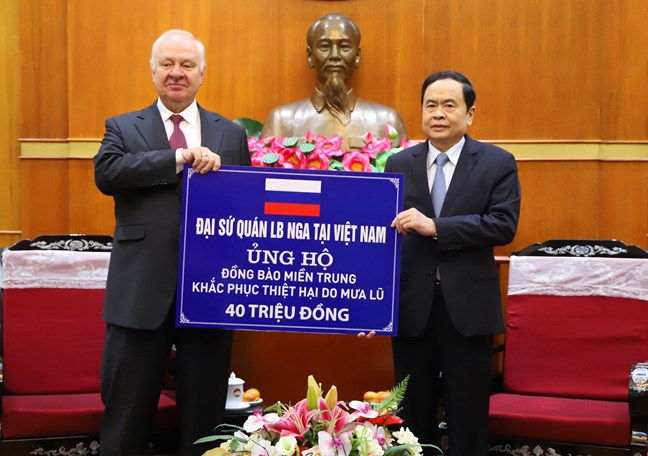 Đại sứ quán Liên bang Nga trao ủng hộ đồng bào các tỉnh miền Trung