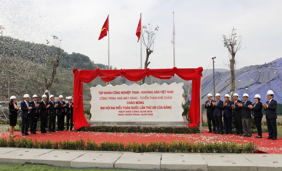 Gắn biển công trình chào mừng Đại hội Đảng cho Nhà máy sàng - tuyển than Khe Chàm