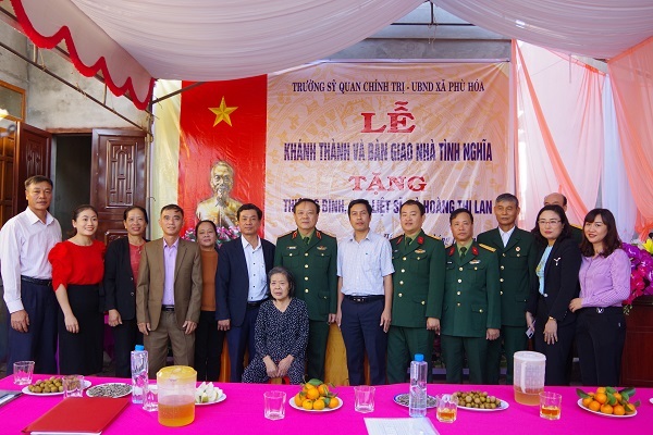 Trường Sĩ quan Chính trị bàn giao nhà tình nghĩa tại Quảng Bình