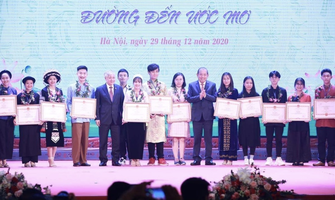 Tuyên dương 145 bông hoa tươi thắm góp phần làm bừng sáng bản làng