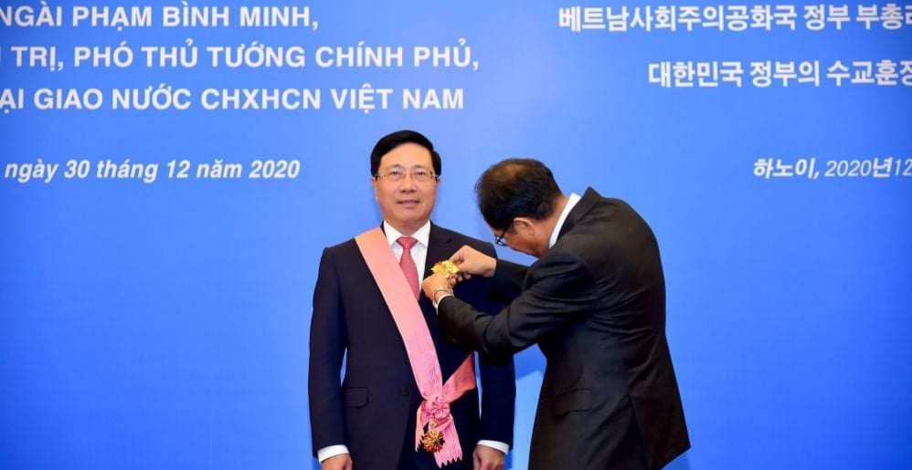 Hàn Quốc trao Huân chương Quang Hoa cho Phó Thủ tướng Phạm Bình Minh