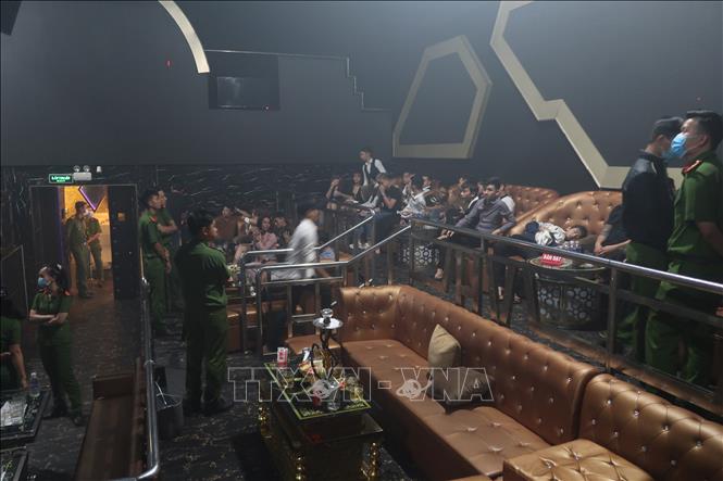 Đột kích 2 quán bar, phát hiện hơn 60 người dương tính với ma túy