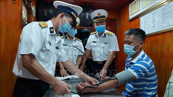 Hải đoàn 128 cứu nạn thành công 14 ngư dân gặp nạn trên biển