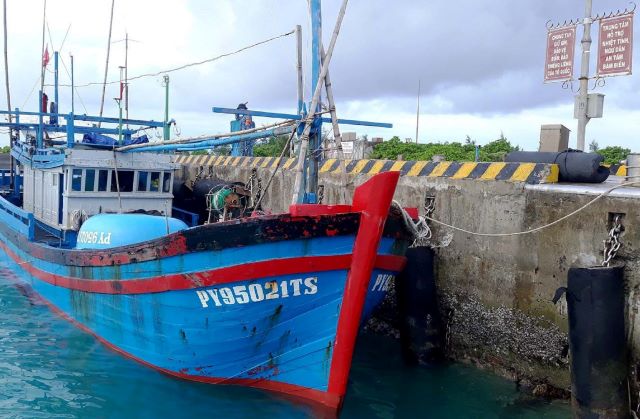 Kịp thời khắc phục sự cố cho 2 tàu cá