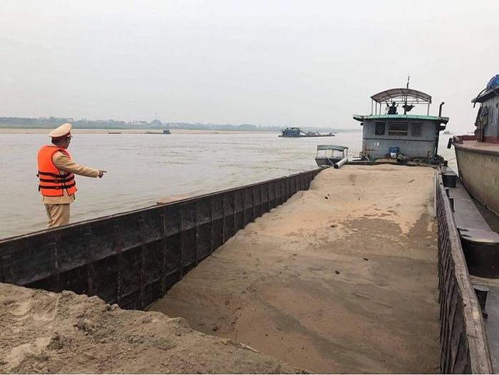 Bắt quả tang tàu không số hiệu khai thác cát trái phép