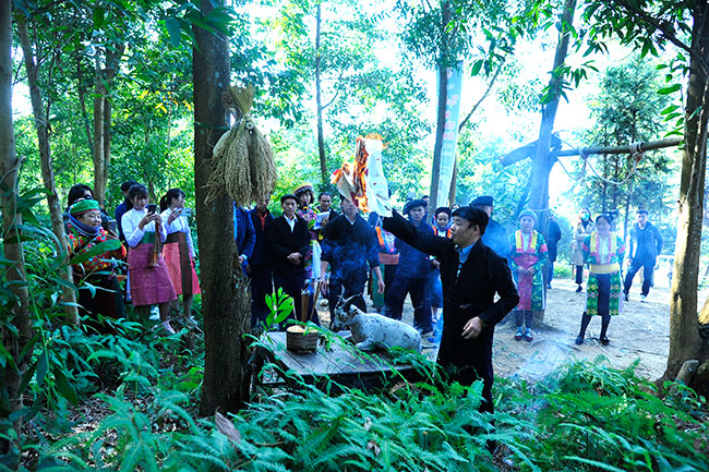 Lễ cúng rừng của người H’Mông