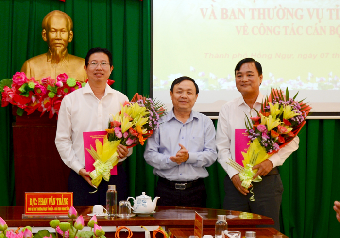 Đồng Tháp trao quyết định về công tác cán bộ