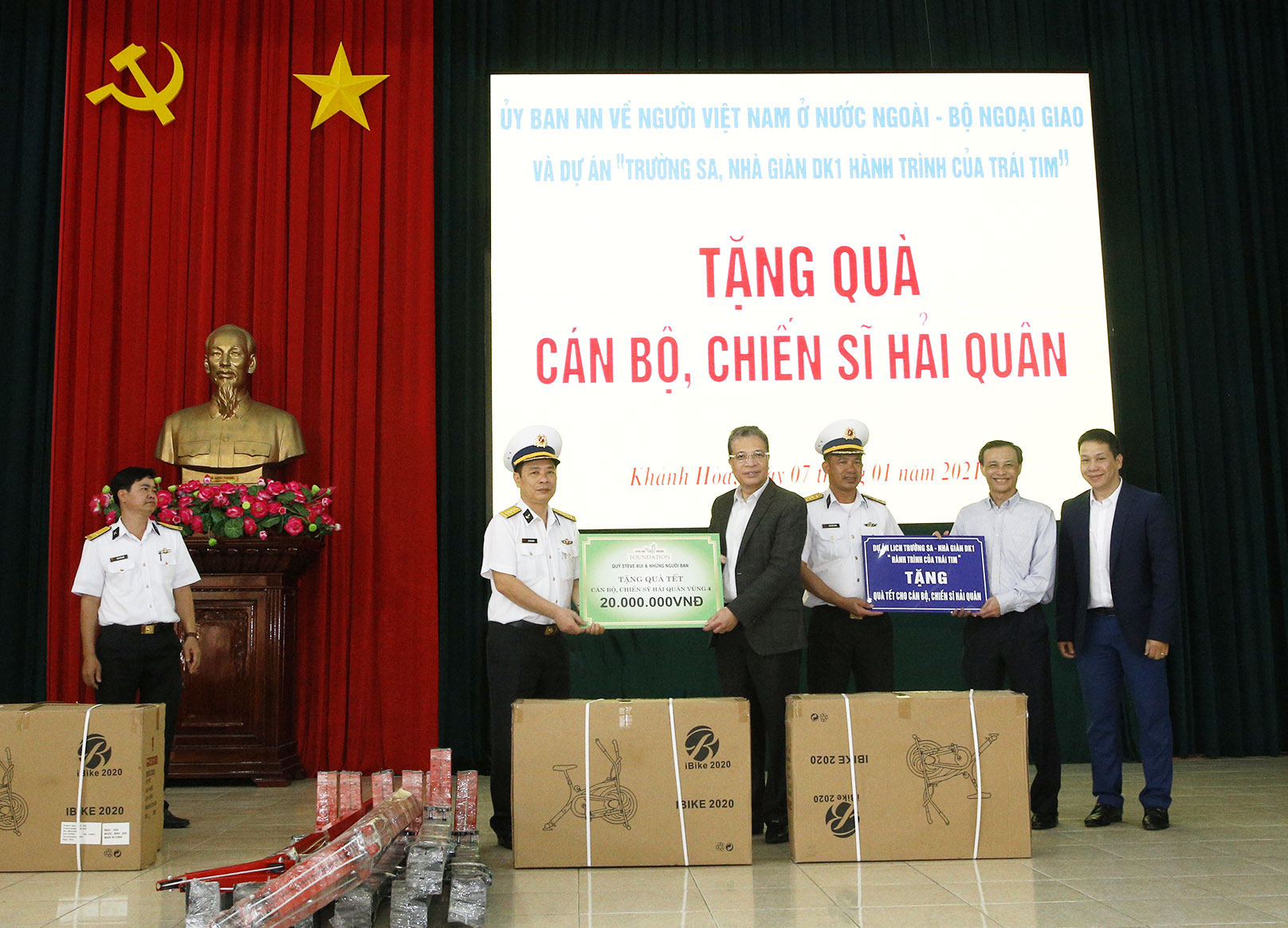 Kiều bào tặng quà Tết cán bộ, chiến sỹ hải quân