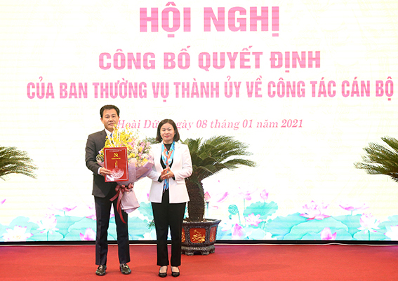 Ban Thường vụ Thành ủy Hà Nội trao quyết định về công tác cán bộ