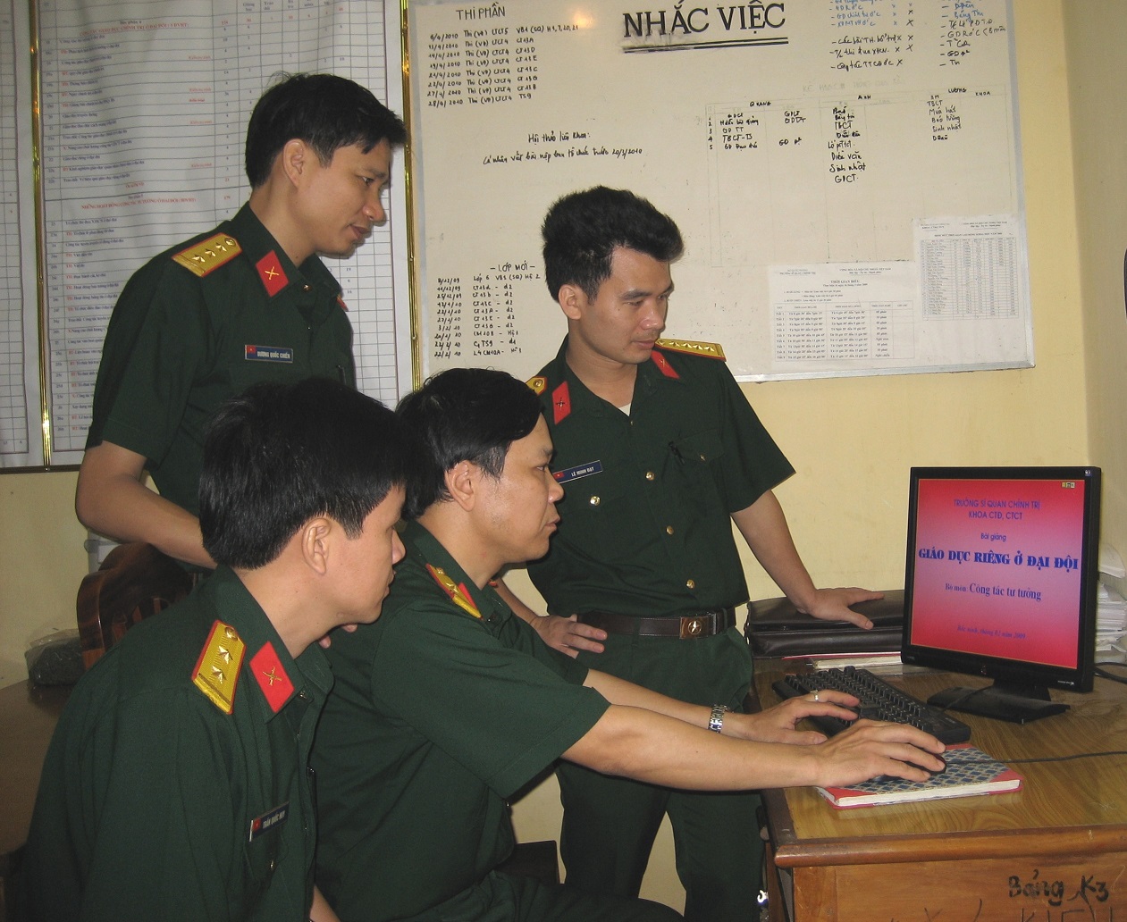 Nâng cao chất lượng giảng viên ở trường Sĩ quan Chính trị