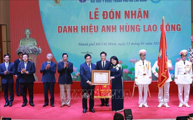 Trường Đại học Y dược TP Hồ Chí Minh đón nhận danh hiệu Anh hùng Lao động thời kỳ đổi mới