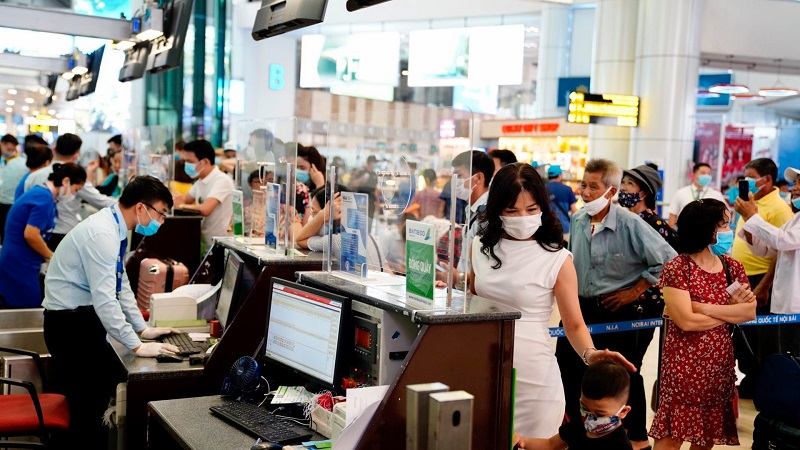 Yêu cầu tạm dừng cấp phép chuyến bay từ Anh, Nam Phi về nước