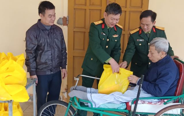Cục Hậu cần, Quân khu 4 Thăm hỏi, tặng quà thương binh và gia đình chính sách