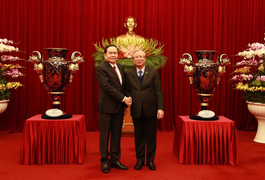 Tiếp nhận Cúp Lạc Hồng tặng Đại hội đại biểu toàn quốc lần thứ XIII của Đảng