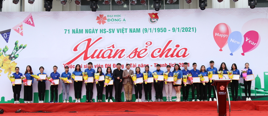 “Xuân sẻ chia” ở Đại học Đông Á