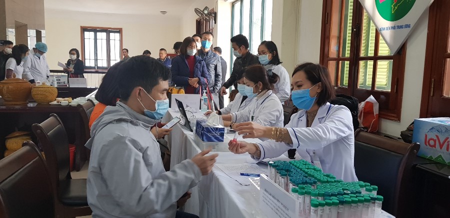 Lấy mẫu xét nghiệm COVID-19 cho phóng viên tác nghiệp tại Đại hội XIII của Đảng