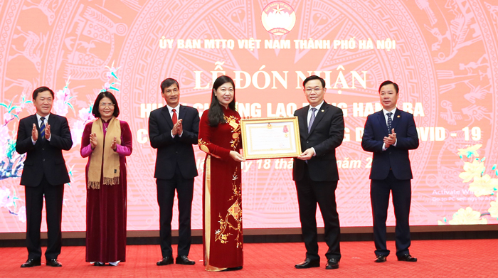 Ủy ban MTTQ Việt Nam TP Hà Nội đón nhận Huân chương Lao động hạng Ba
