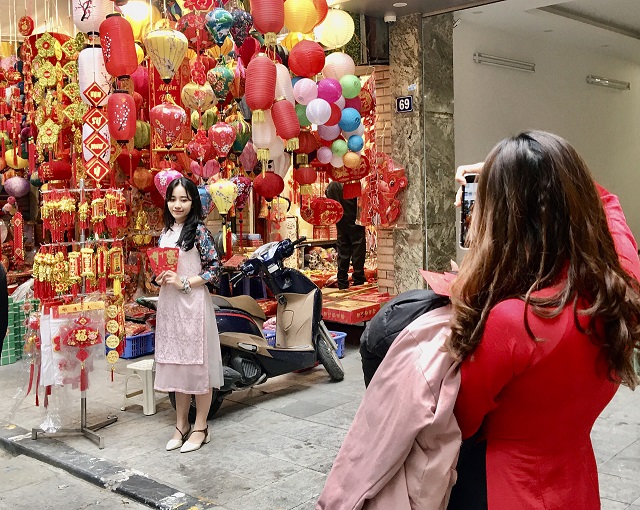 Phố Hàng Mã rực rỡ sắc đỏ