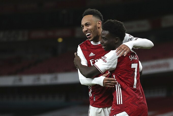 Aubameyang lập cú đúp Pháo thủ bắn hạ Chích chòe
