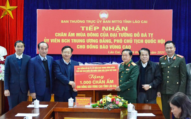 Phó Chủ tịch Quốc hội Đỗ Bá Tỵ thăm, chúc Tết tại Lào Cai