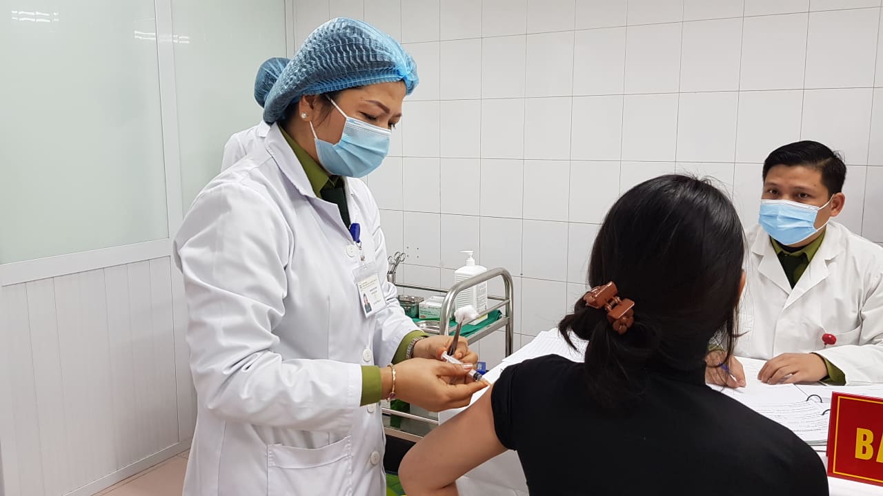 Bắt đầu tiêm mũi 2 vắc xin COVID-19 liều 25cmg cho 17 người tình nguyện