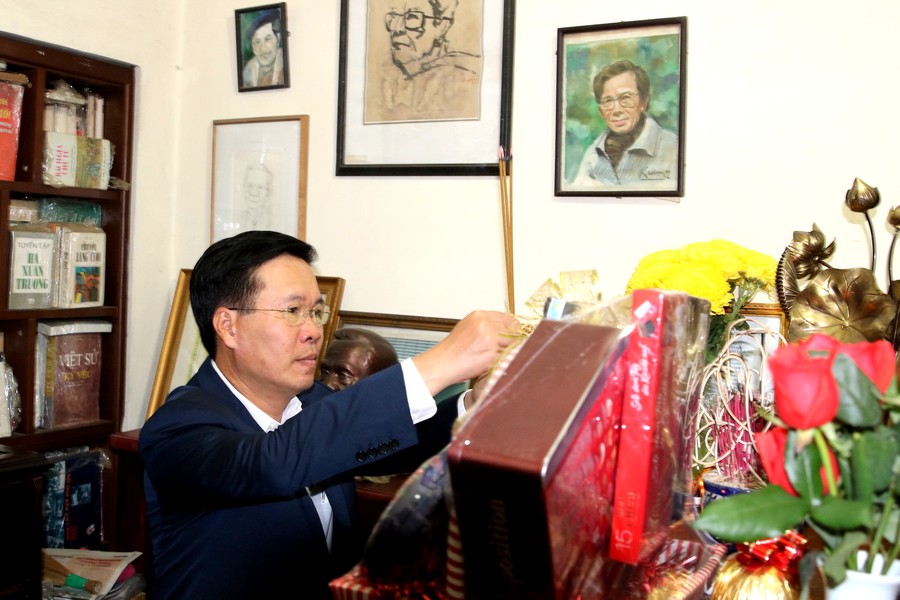 Đồng chí Võ Văn Thưởng thắp hương, tưởng nhớ cố lãnh đạo Ban Tuyên giáo Trung ương các thời kỳ