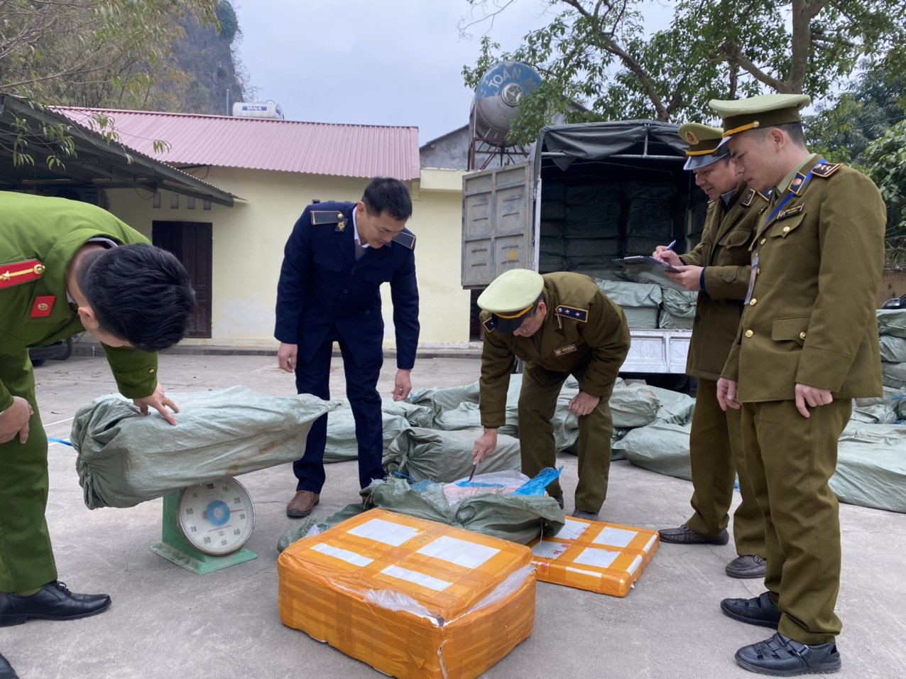 Lạng Sơn Chặn đứng 2 tấn nầm lợn hôi thối đang trên đường đưa đi tiêu thụ
