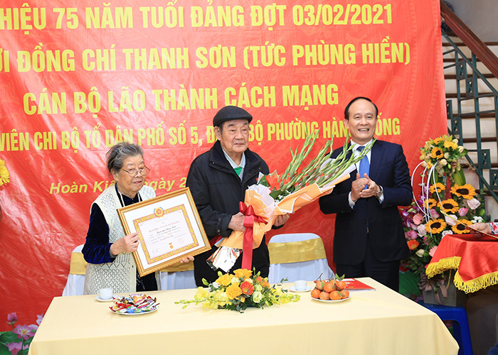Lãnh đạo TP Hà Nội trao Huy hiệu Đảng cho các đảng viên lão thành