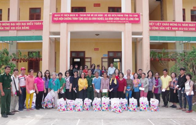 Tặng quà Tết gia đình chính sách trên địa bàn biên giới tỉnh Trà Vinh