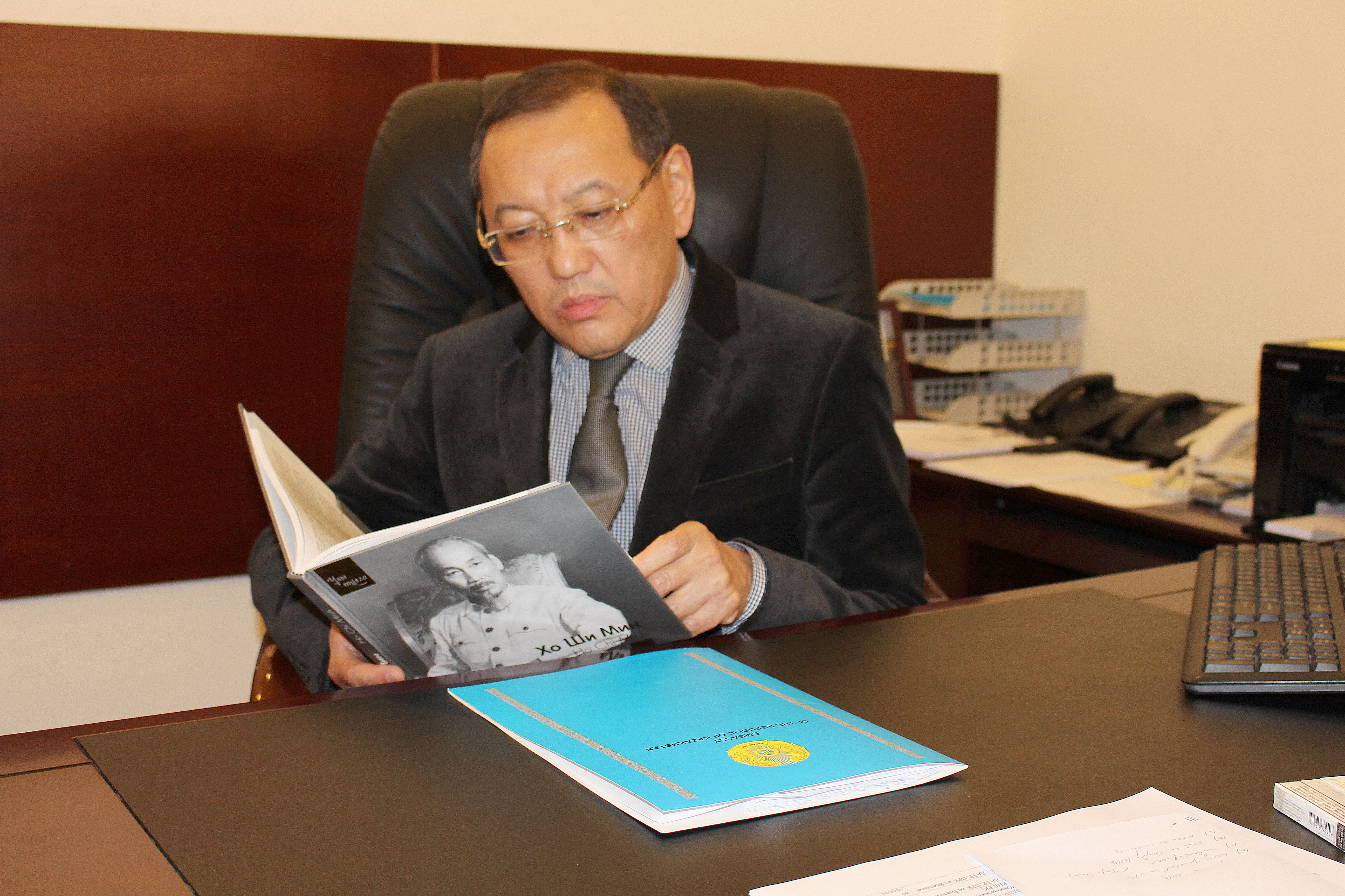 Đại sứ Kazakhstan đánh giá cao chủ đề Đại hội XIII của Đảng