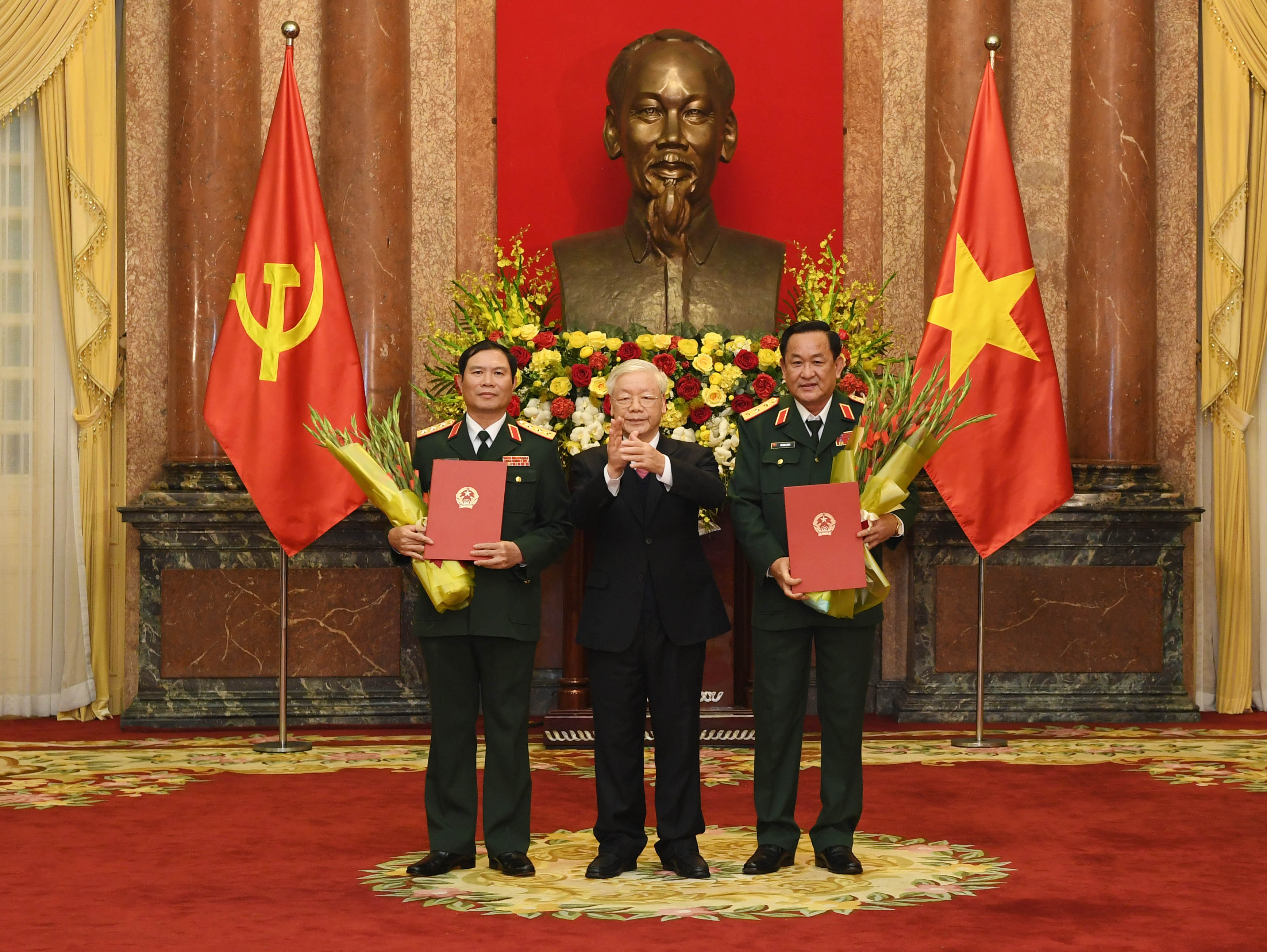 Tổng Bí thư, Chủ tịch nước trao Quyết định thăng quân hàm cho hai Thứ trưởng Bộ Quốc phòng