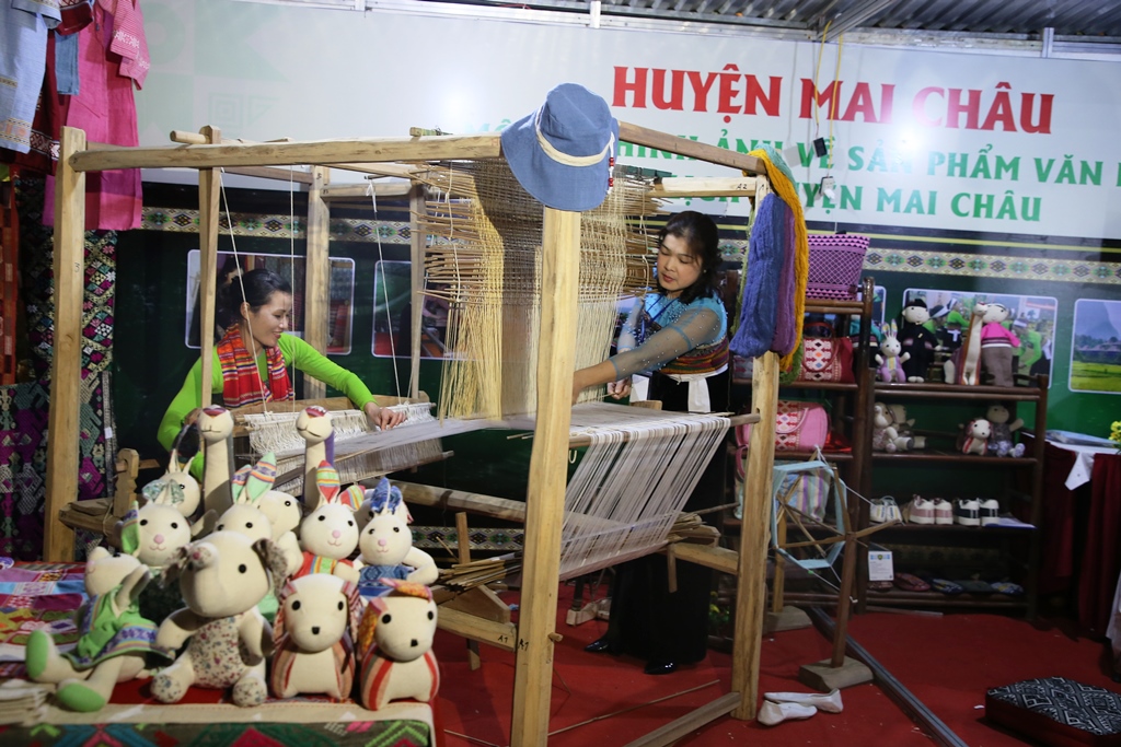 Giới thiệu bản sắc văn hóa, quảng bá tiềm năng du lịch của tỉnh Hòa Bình
