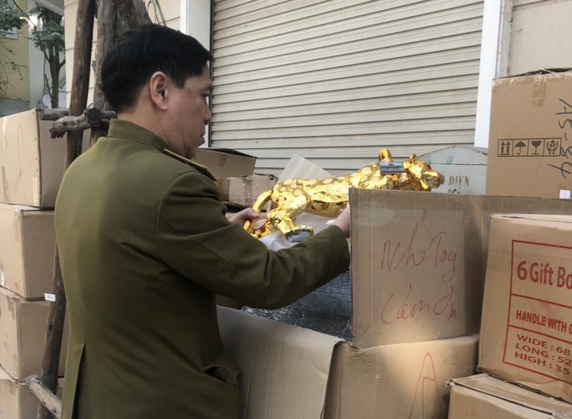 Bắt giữ vụ sang chiết rượu lớn tại Hà Nội