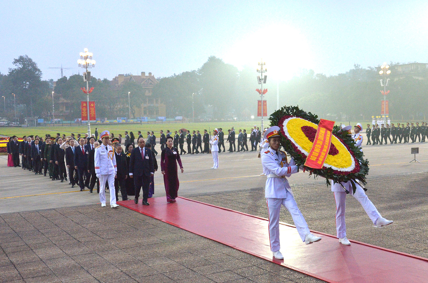 Các đại biểu dự Đại hội XIII vào Lăng viếng Chủ tịch Hồ Chí Minh