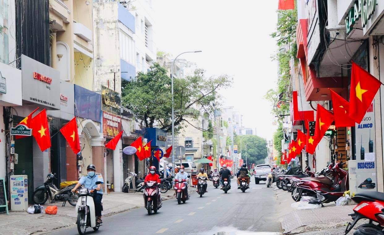 TP Hồ Chí Minh rực rỡ cờ hoa
