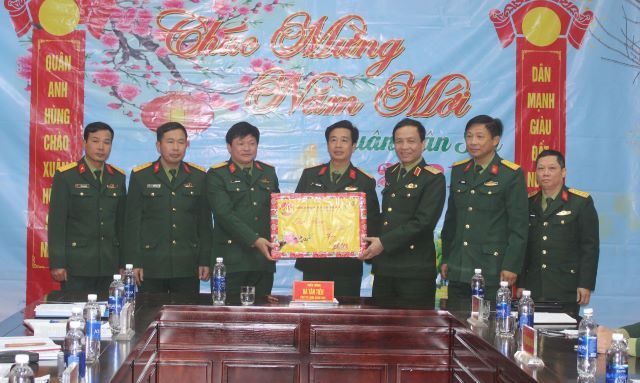 Bộ Tư lệnh Quân khu 4 thăm, chúc Tết các đơn vị trực thuộc