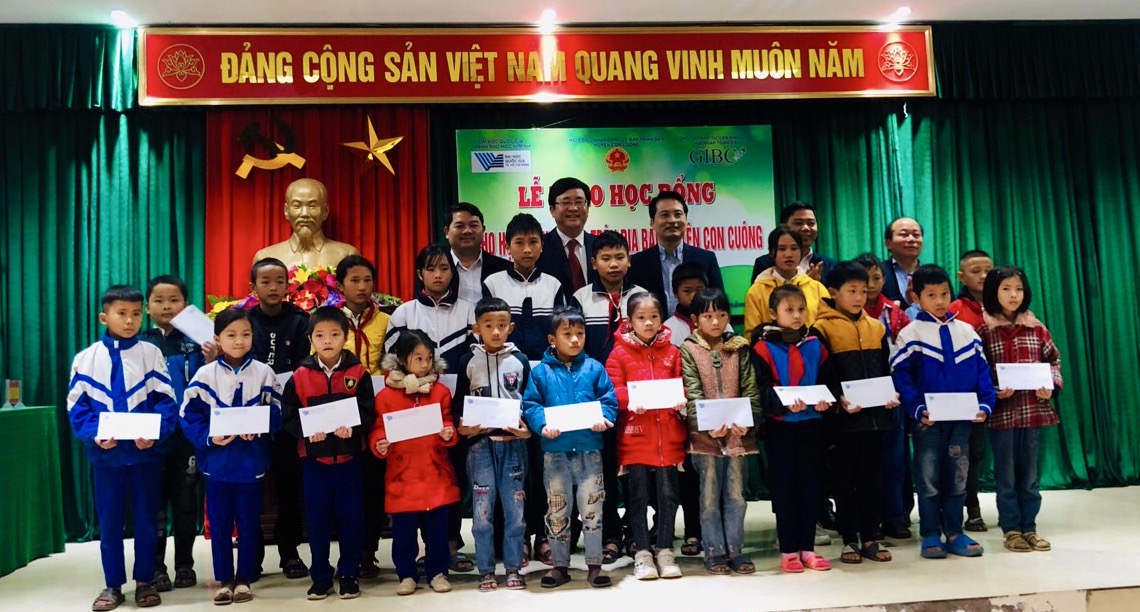 Trao học bổng cho học sinh nghèo ở Nghệ An
