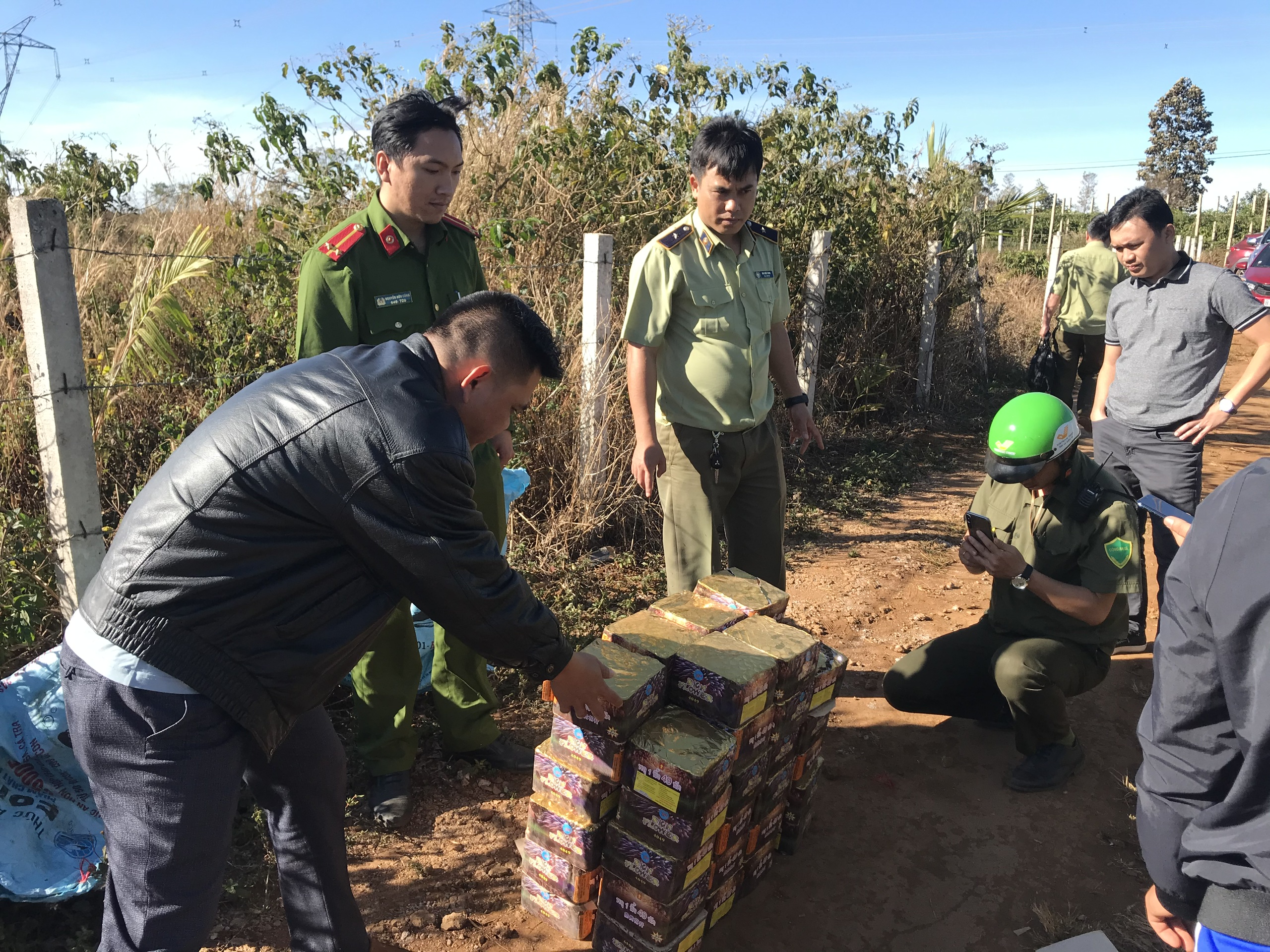Gia Lai Truy tìm đối tượng vận chuyển trái phép 82 kg pháo