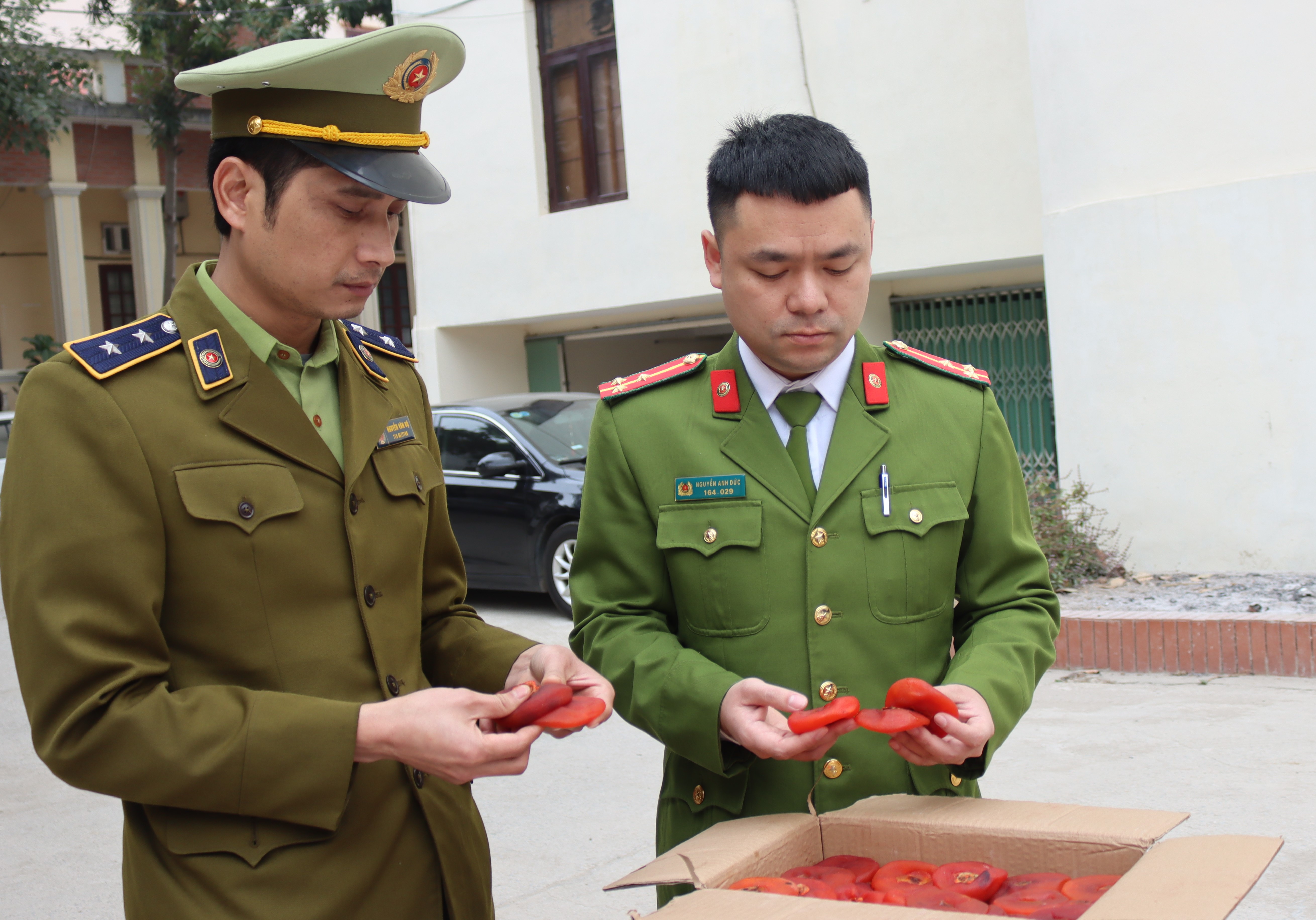 Tịch thu 1,2 tấn hồng sấy dẻo nhập lậu