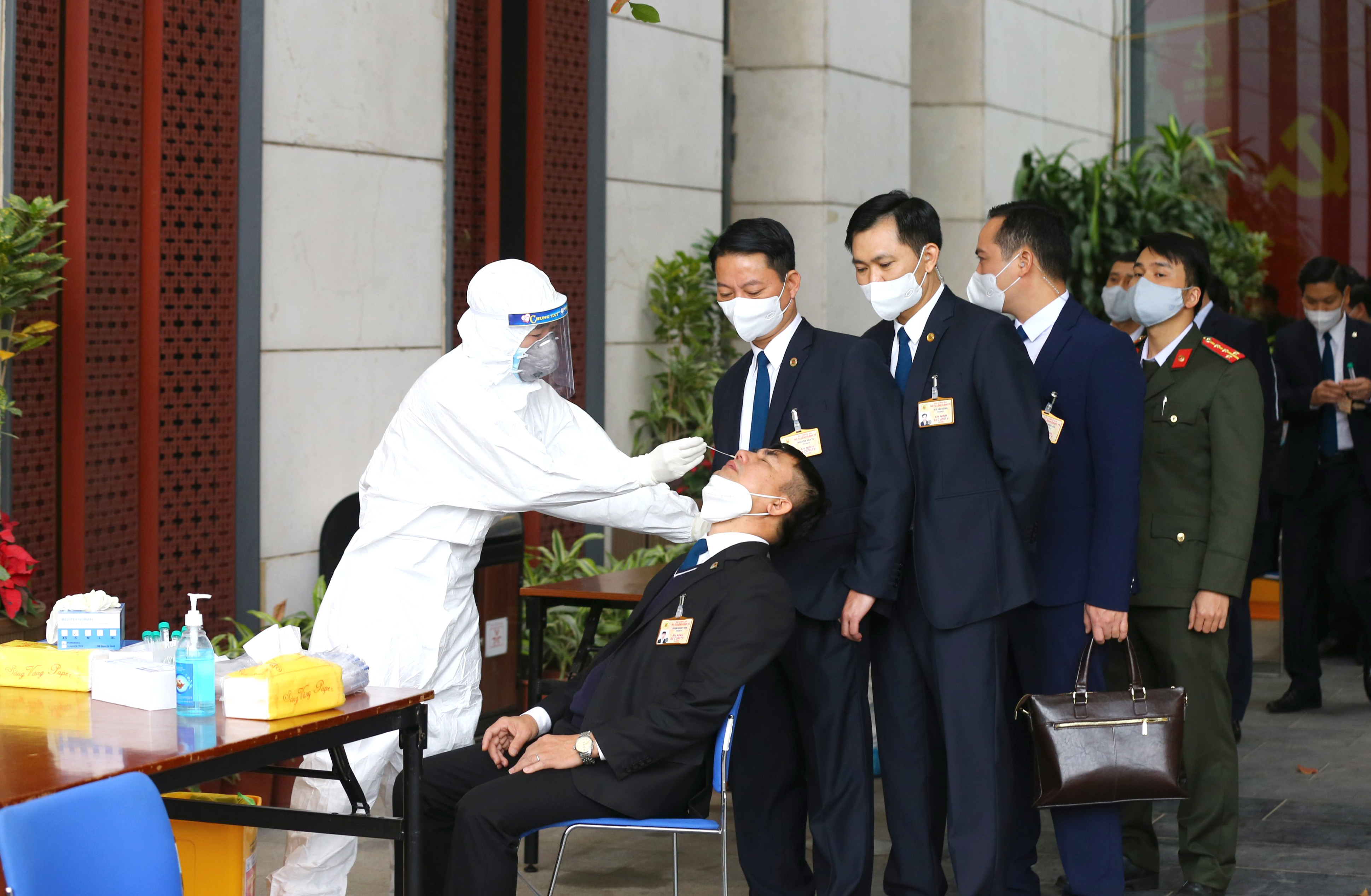 Xét nghiệm COVID-19 lần 3 cho phóng viên báo chí và lực lượng phục vụ Đại hội XIII