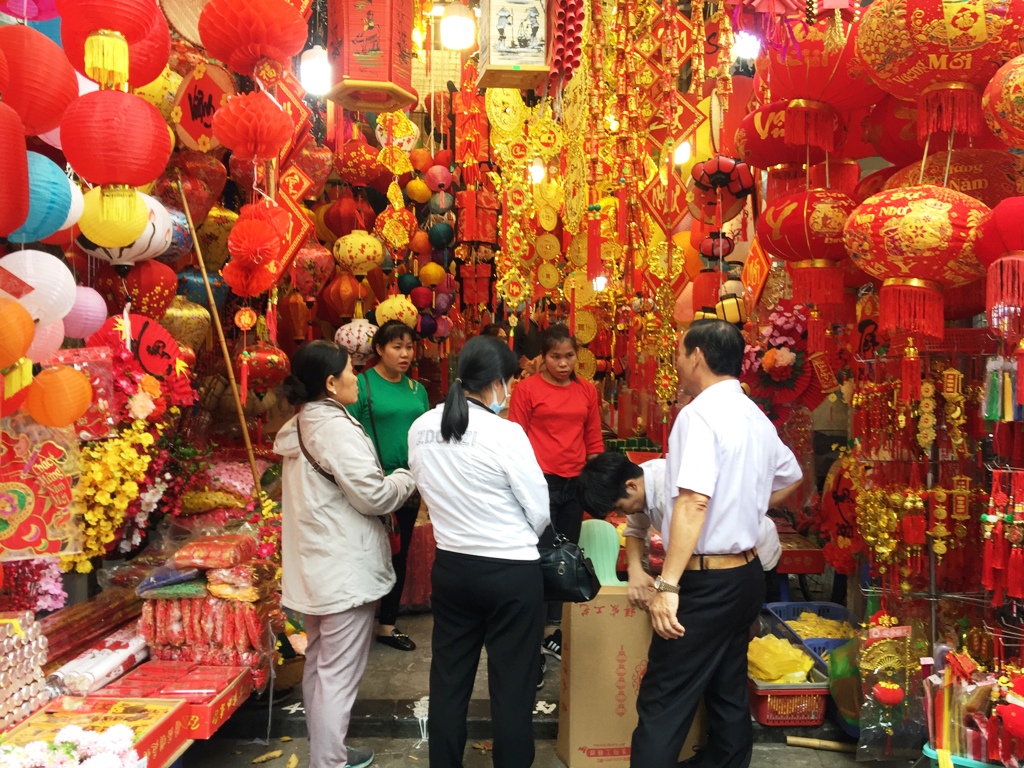 Phố Hàng Mã nhộn nhịp trước Tết Tân Sửu