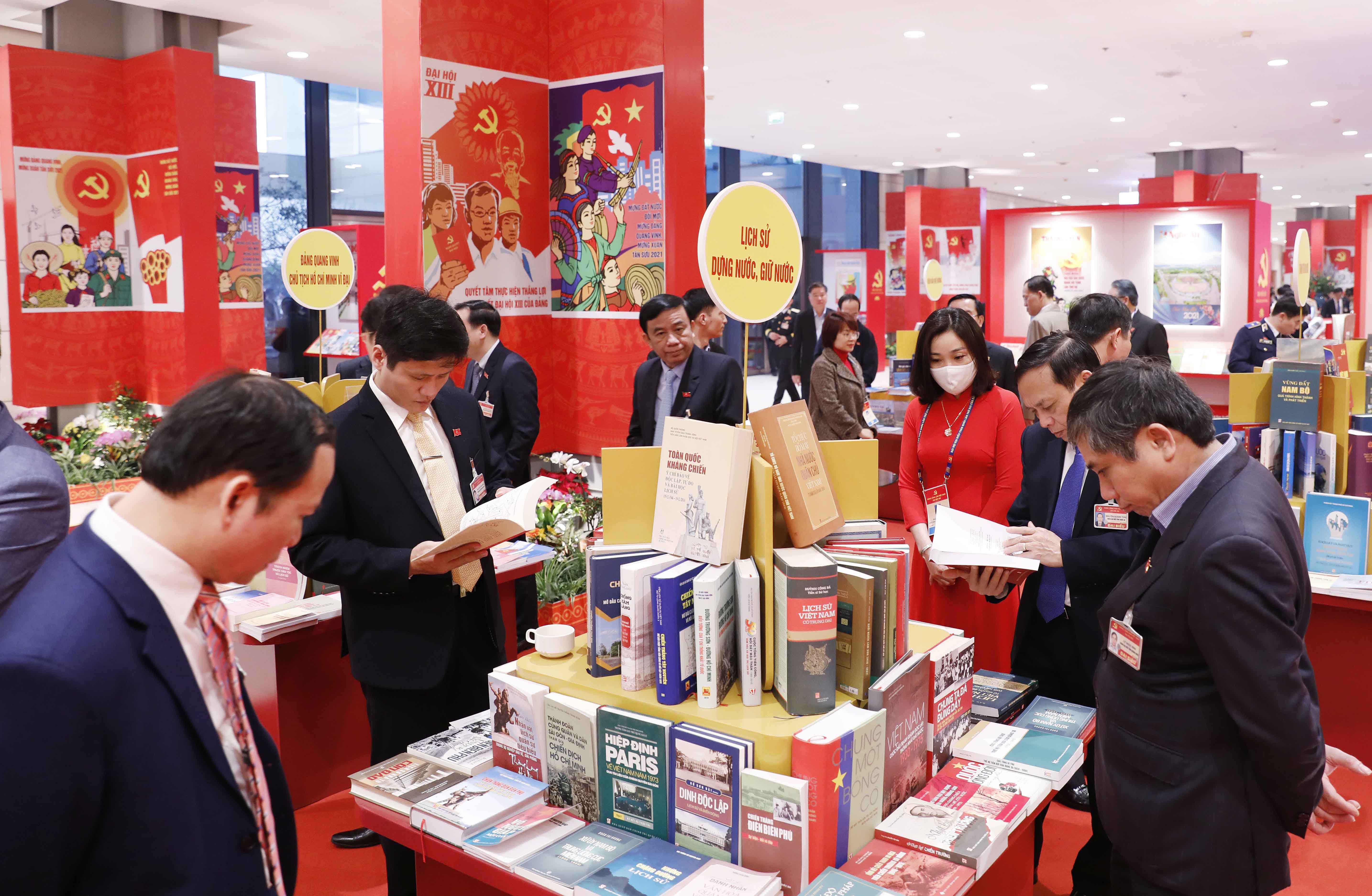 Đông đảo đại biểu đến xem và tìm đọc trong không gian trưng bày sách tại Đại hội XIII